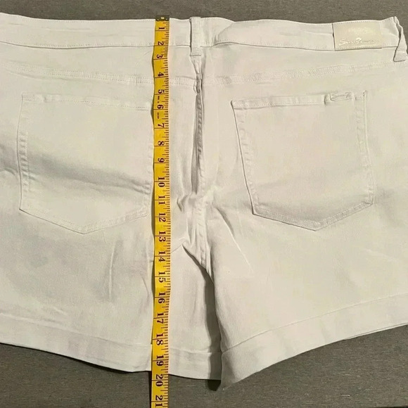 Seven7  rolled cuff White shorts size 24W comfort stretch material NWT women’s - Picture 4 of 4